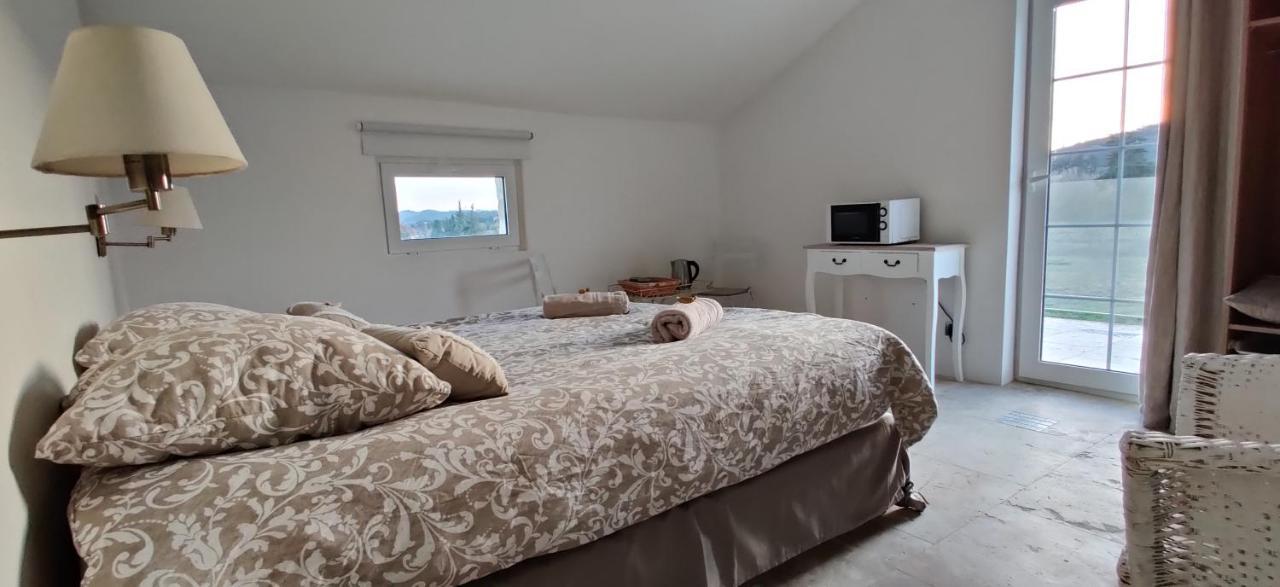 Superbe Chambre Avec Terrasse, Parking Prive, Jardin, Calme, Climatisation, 10 Mn Pont Du Gard #7 Appartement Rochefort-du-Gard Buitenkant foto
