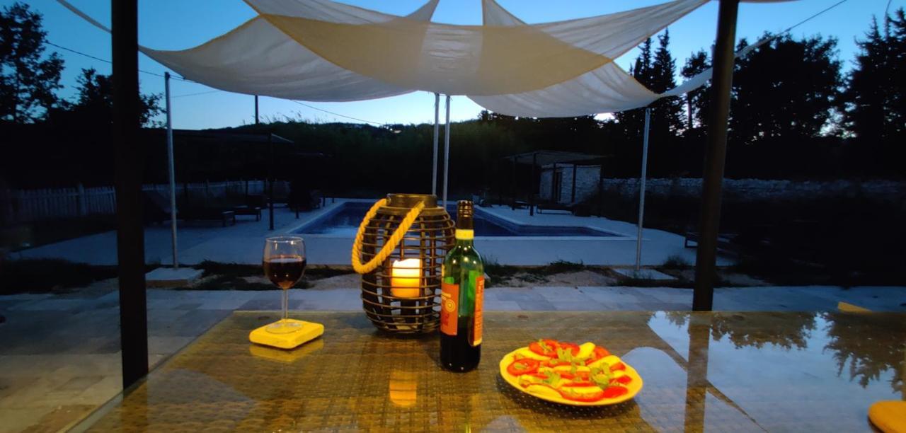 Superbe Chambre Avec Terrasse, Parking Prive, Jardin, Calme, Climatisation, 10 Mn Pont Du Gard #7 Appartement Rochefort-du-Gard Buitenkant foto