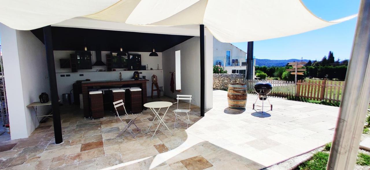 Superbe Chambre Avec Terrasse, Parking Prive, Jardin, Calme, Climatisation, 10 Mn Pont Du Gard #7 Appartement Rochefort-du-Gard Buitenkant foto