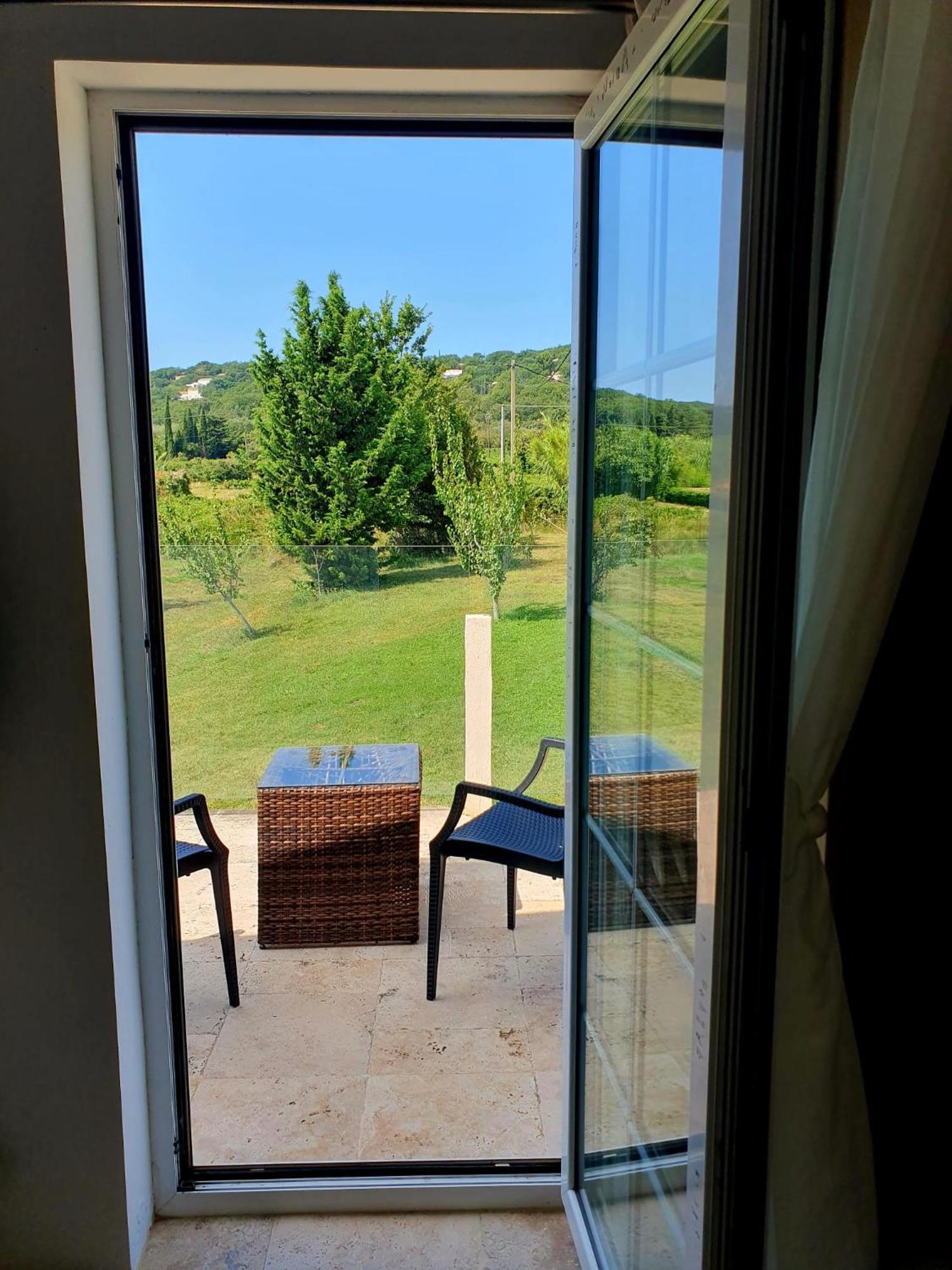 Superbe Chambre Avec Terrasse, Parking Prive, Jardin, Calme, Climatisation, 10 Mn Pont Du Gard #7 Appartement Rochefort-du-Gard Buitenkant foto